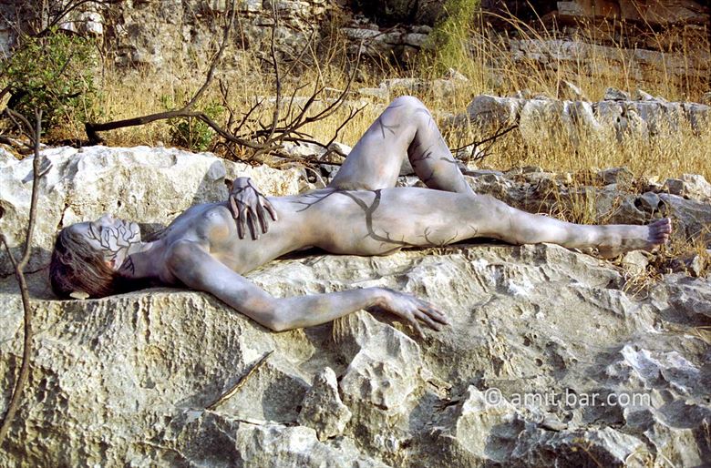 on the rocks body painting artwork by photographer bodypainter