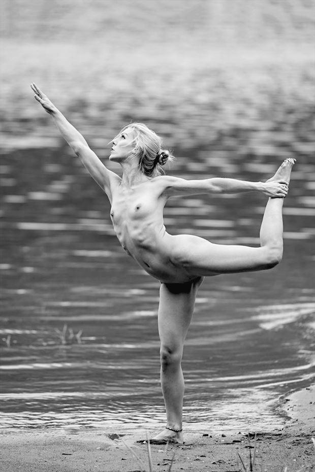 one leg artistic nude photo by photographer dorola visual artist