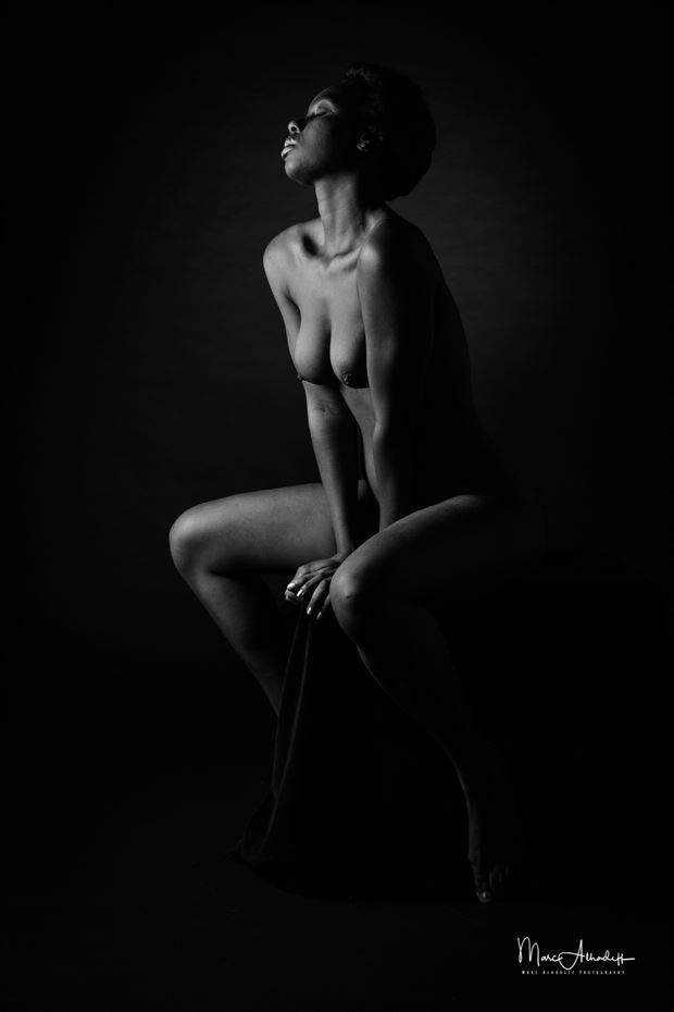 pedestal artistic nude photo by model cestmabellevictoire