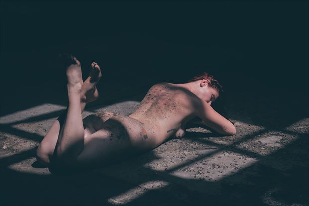 peering in artistic nude photo by model jade_ashh