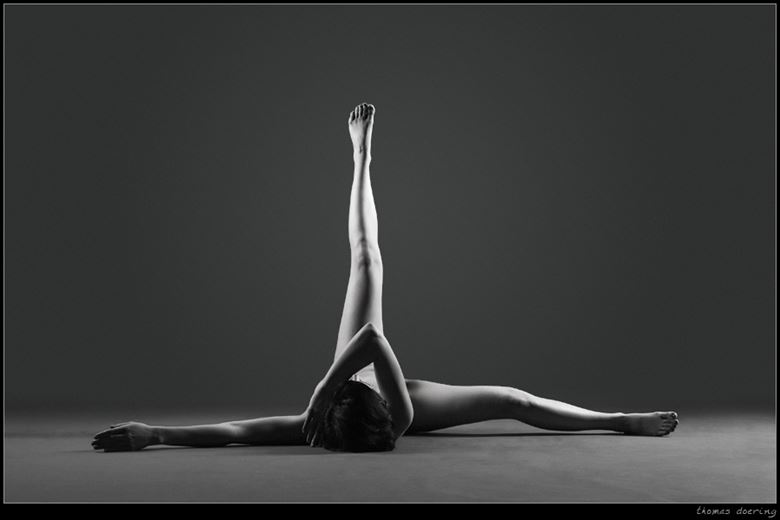 perpendicular artistic nude photo by photographer thomas doering