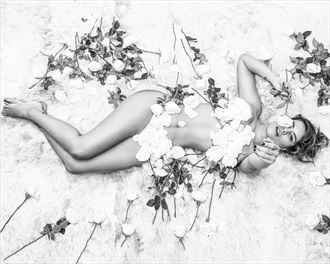 pitufina in a rose bouquet artistic nude photo by photographer joychemonte