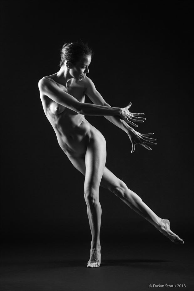 playing artistic nude artwork by photographer du%C5%A1an %C5%A1traus