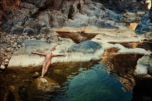 pool in the gorge artistic nude photo by photographer thomas illhardt