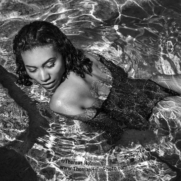 pool portrait sensual photo by photographer thomasholmphoto