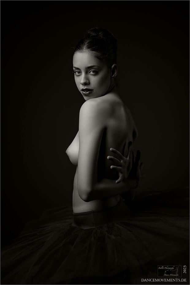 portrait of a dancer artistic nude artwork by photographer dancemovements