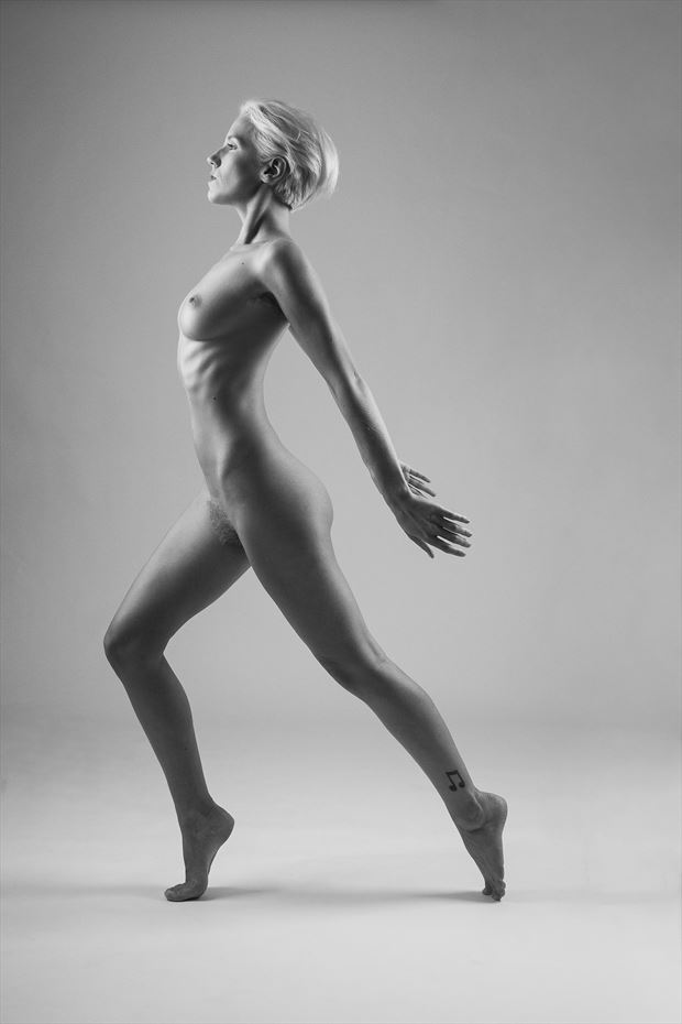 powerful artistic nude photo by photographer modella foto reportage
