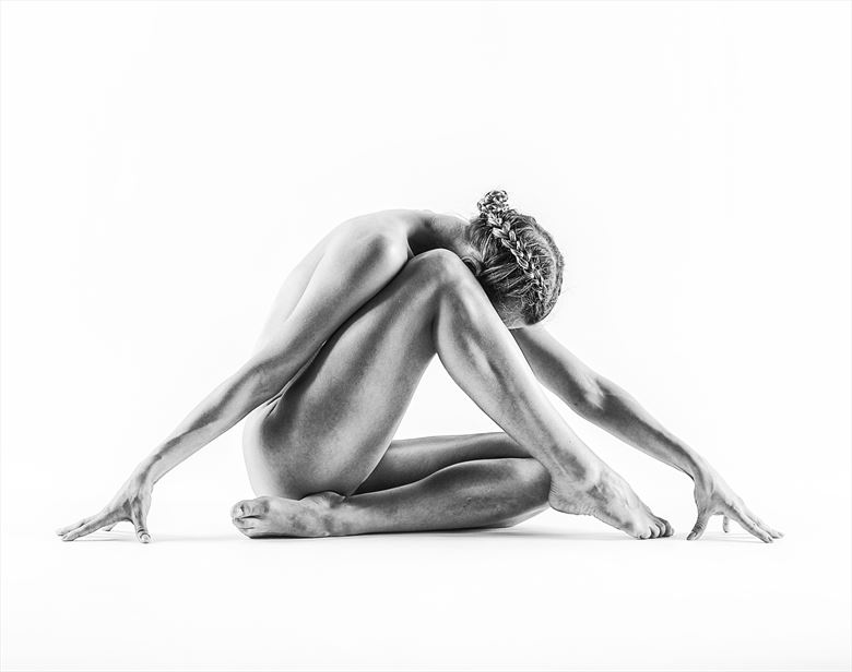 precision posing artistic nude photo by photographer richard maxim