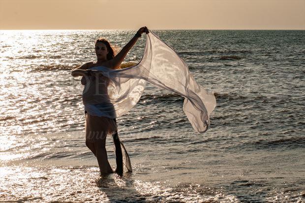 pregnant omani plays with fabric and the wind artistic nude photo by photographer ian cartwright