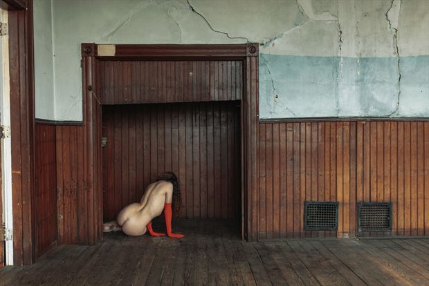 red gloves figure artistic nude photo by photographer wendy garfinkel