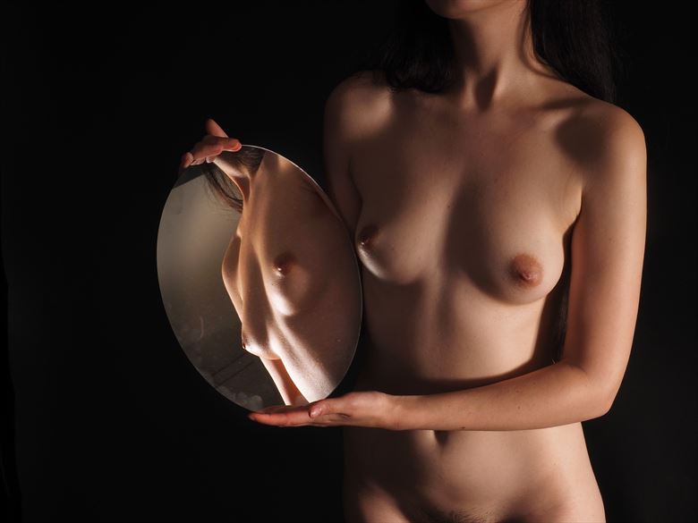 reflection artistic nude photo by model rayvenr
