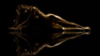 reflection of a beauty artistic nude photo by photographer alejandro vaccarili
