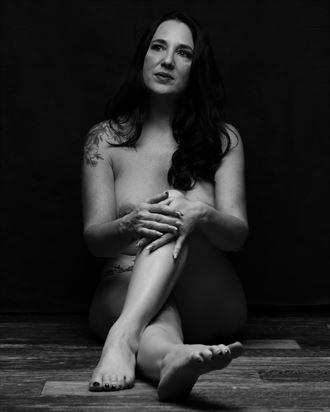 relaxed and casual artistic nude photo by model eva marie