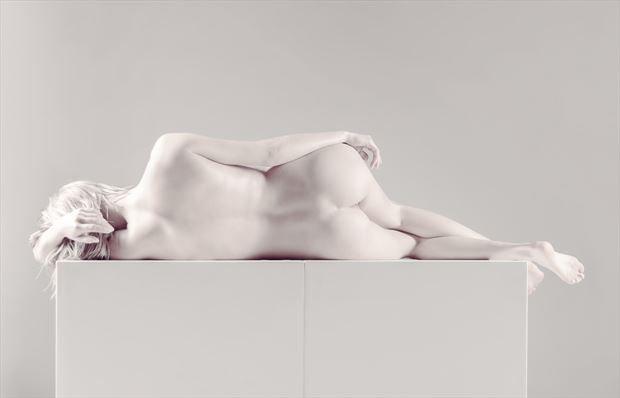relaxing artistic nude photo by photographer tommipxls