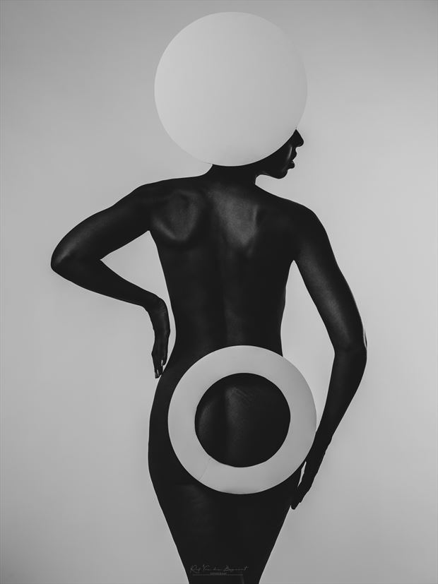 rond shapes artistic nude photo by model sabamodel