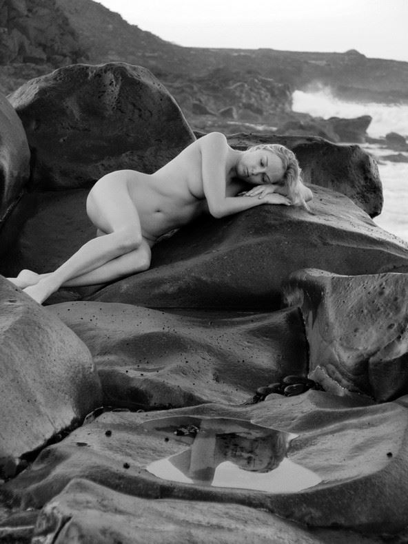 r%C3%A9flexion sur les roches noires 1 artistic nude photo by photographer dick