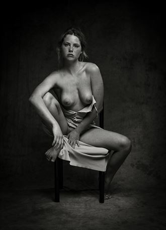 sarah seated artistic nude photo by photographer thatzkatz