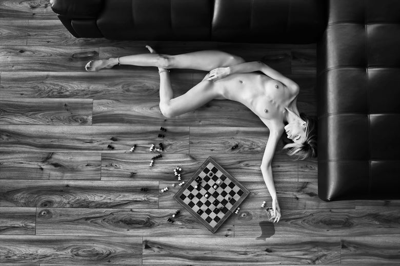 save the queen artistic nude photo by photographer kuti zolt%C3%A1n hermann