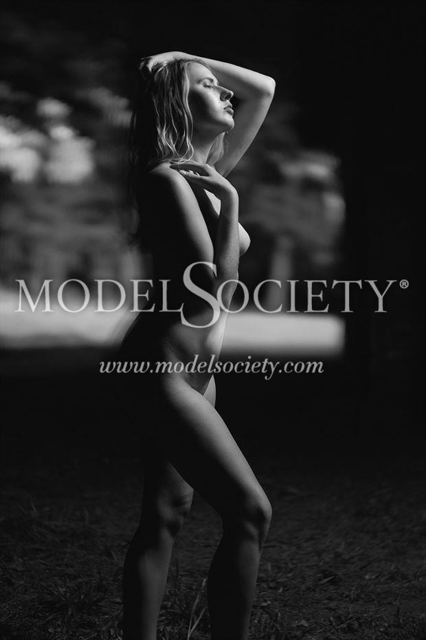 sensual silhouette photo by model eliyana