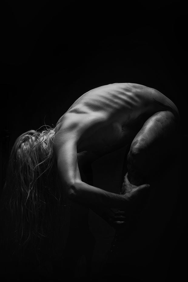 shadow of a dying light artistic nude photo by photographer luj%C3%A9an burger
