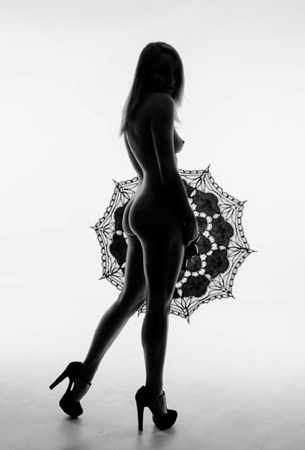 shy silhouette artistic nude photo by model lillia keane