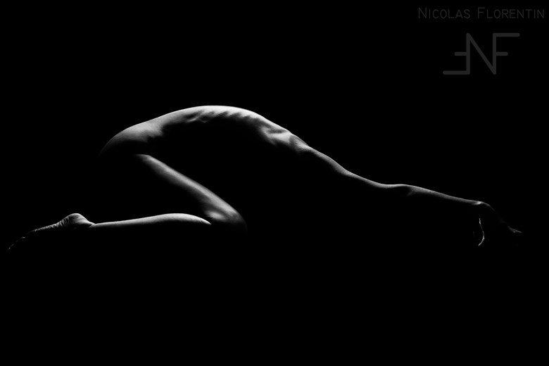 side artistic nude photo by photographer nicolas