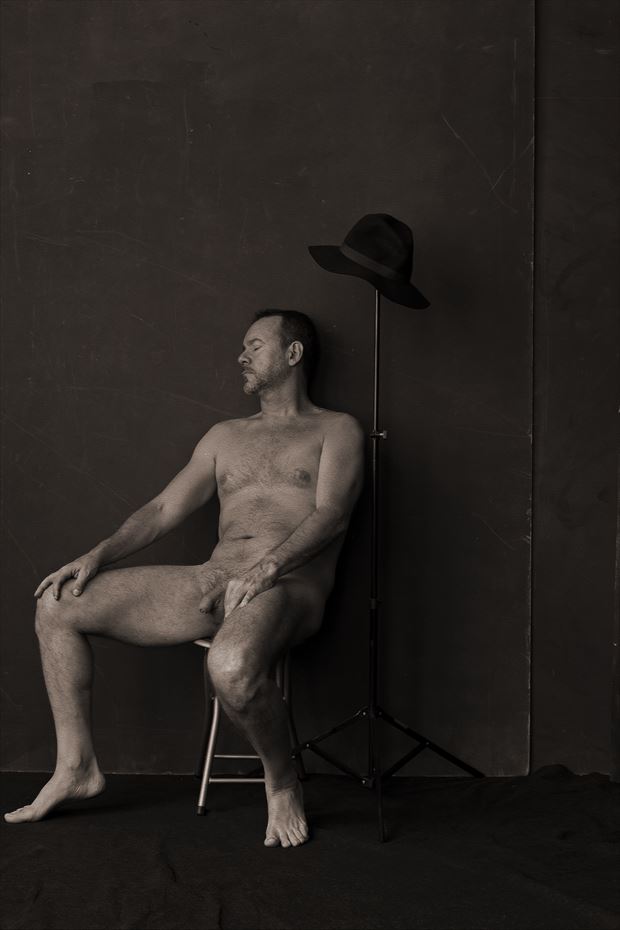 silla y sombrero selfportrait artistic nude photo by photographer gustavo combariza