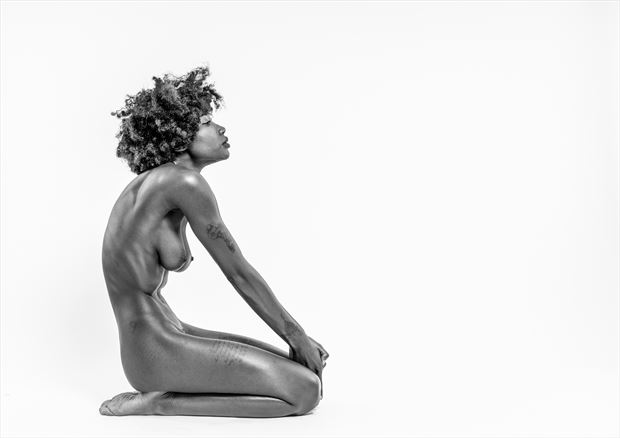 sitting artistic nude photo by photographer bo michal