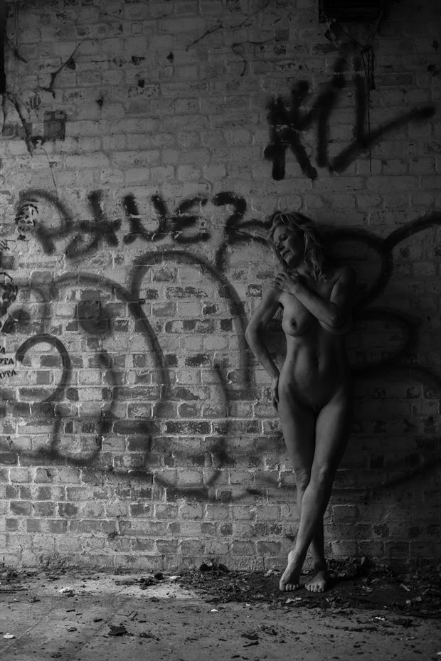 soft curves with graffiti artistic nude photo by photographer kreative light