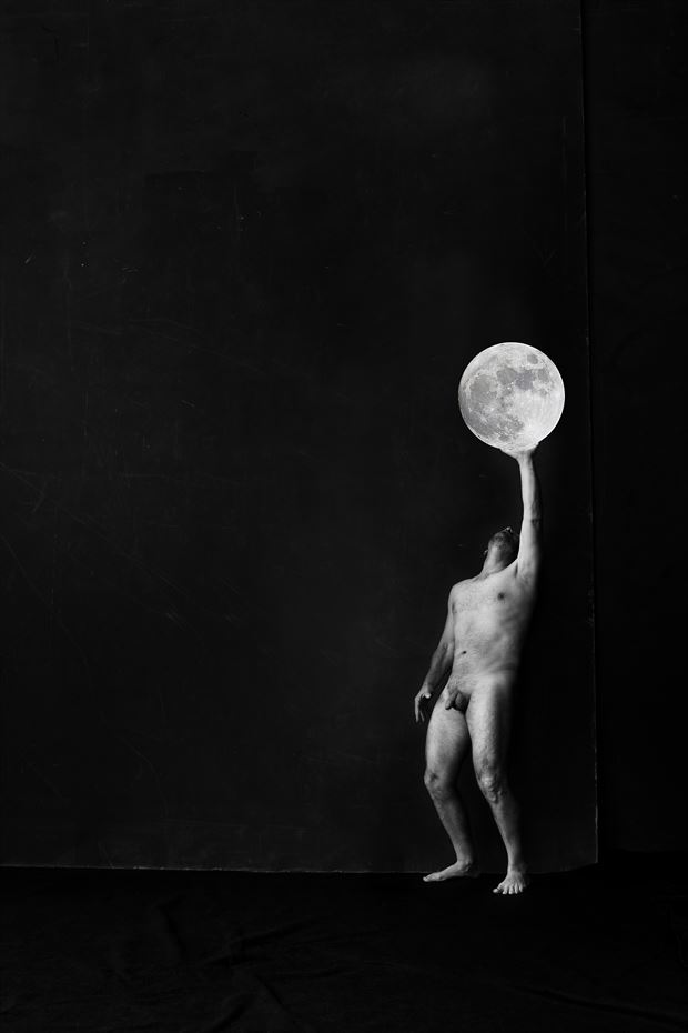 sosteniendo la luna artistic nude photo by photographer gustavo combariza