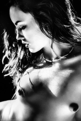 spotlights artistic nude artwork by photographer francisco