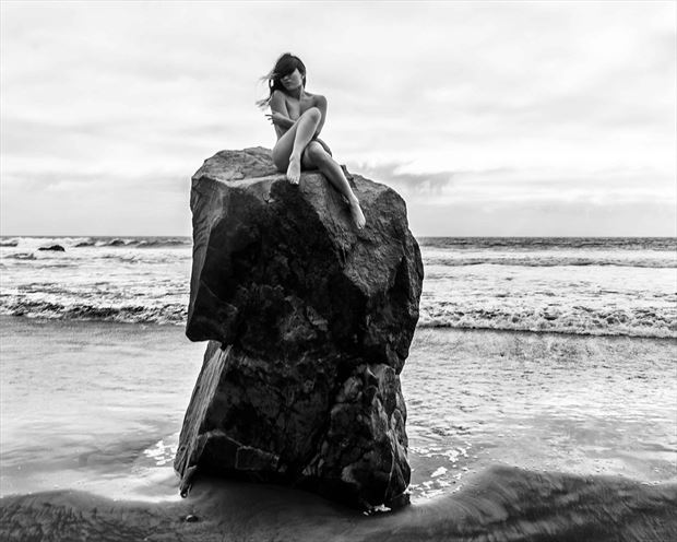 stranded artistic nude photo by model seraphina