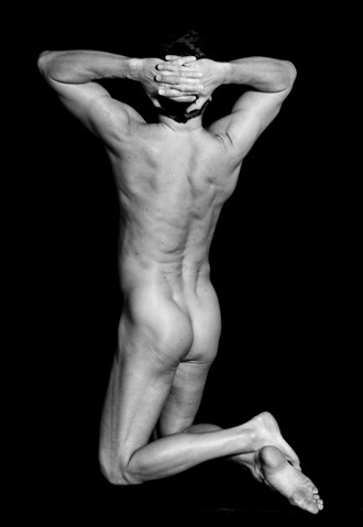 strength of pose Artistic Nude Photo by Model skycladarts