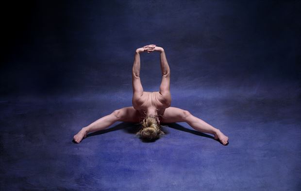 stretch artistic nude photo by photographer shinu john