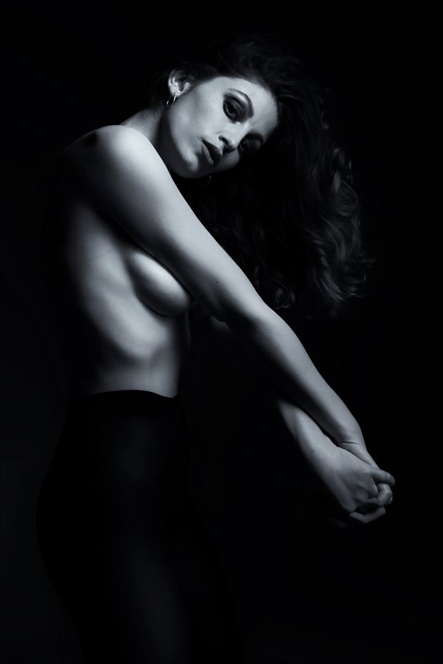 strong sensual photo by photographer tris dawson