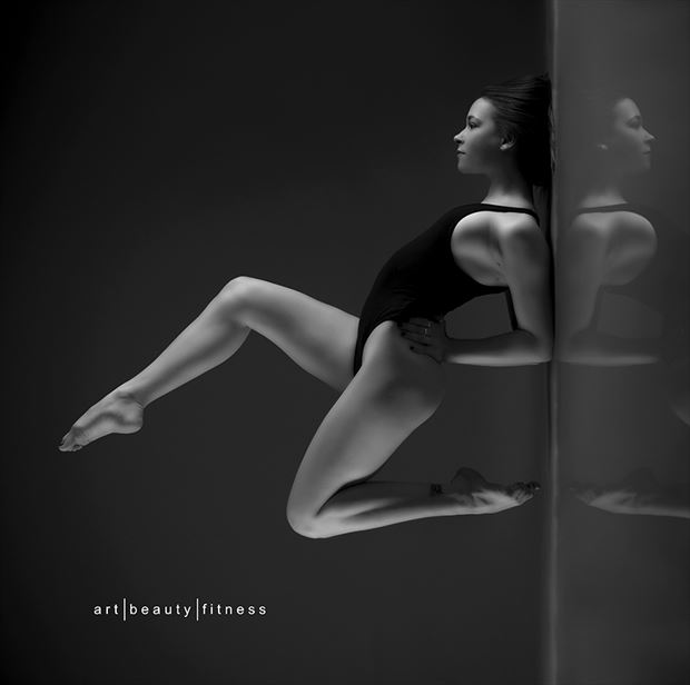 studio lighting figure study photo by photographer art beauty fitness