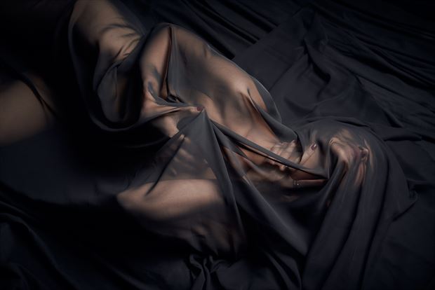 studio lighting implied nude photo by photographer stephane michaux