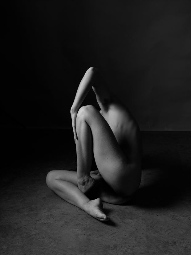 studio lighting implied nude photo by photographer thatzkatz