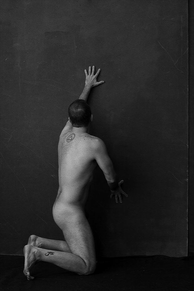 subiendo selfportrait artistic nude photo by photographer gustavo combariza
