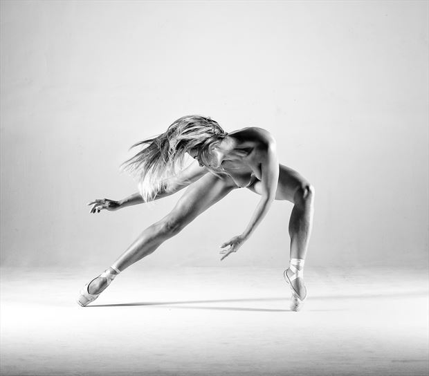 sway artistic nude photo by photographer richard maxim