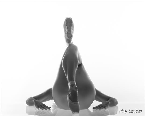 symmetry artistic nude photo by model lucie blue