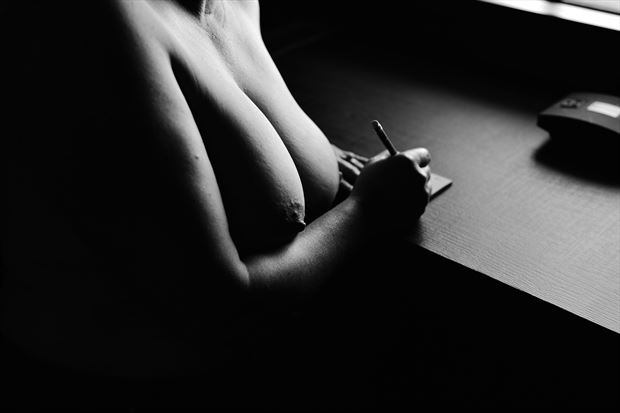 taking dictation artistic nude photo by photographer phoenix flower photography