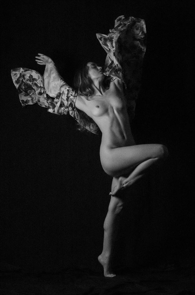 taking flight artistic nude photo by artist eduardo replinger