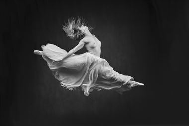 taking flight artistic nude photo by photographer niall