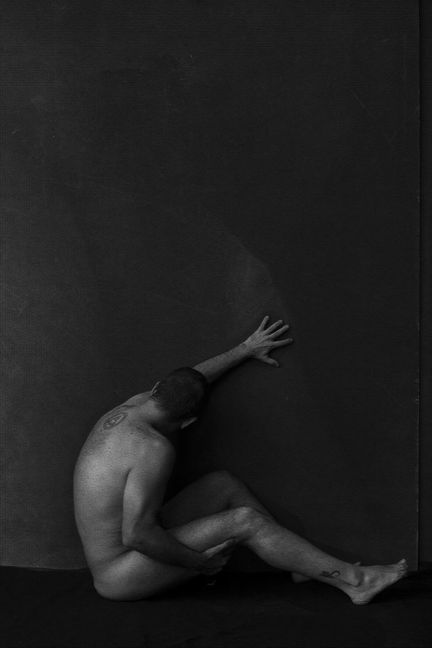 tapando selfportrait artistic nude photo by photographer gustavo combariza