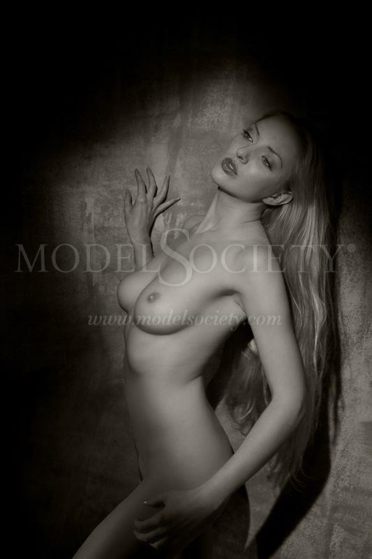 tatia in light artistic nude photo by photographer milt reeder