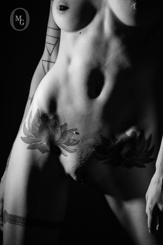 tattooed torso in side light artistic nude photo by photographer mattiasgraves