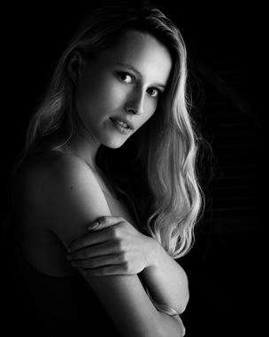 tayla m chiaroscuro photo by photographer ncp photography