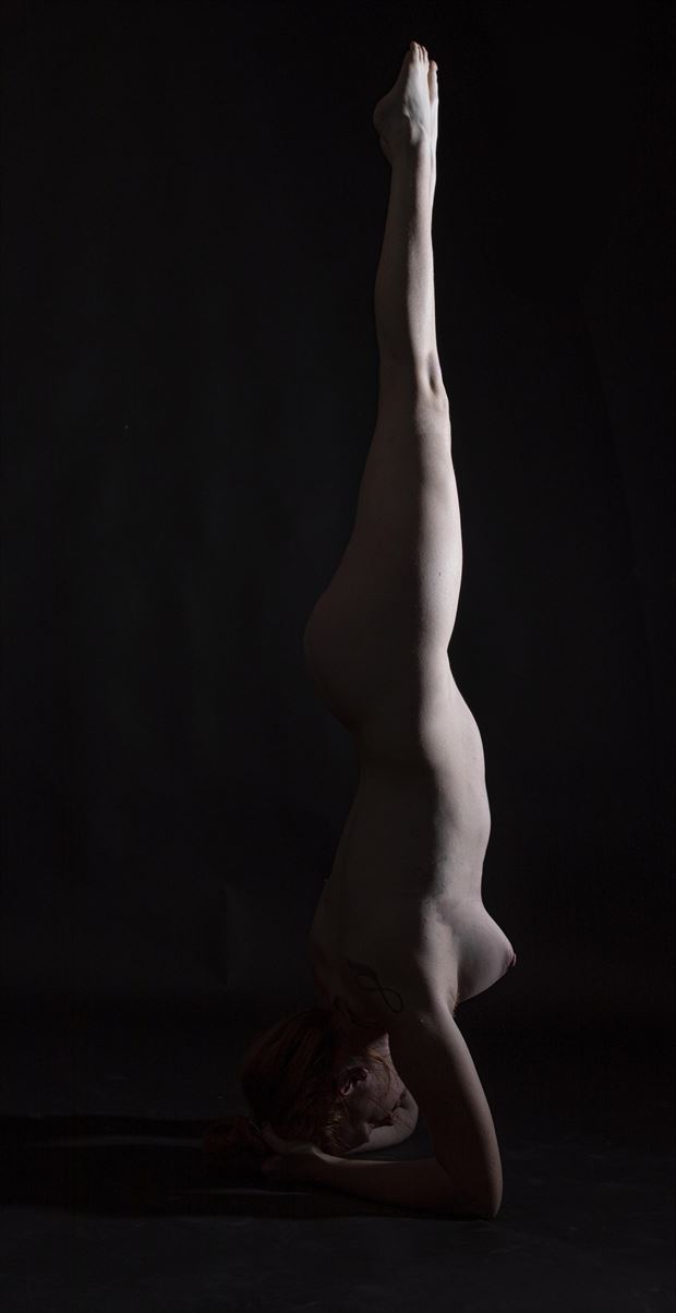 the arrow artistic nude photo by photographer alan tower