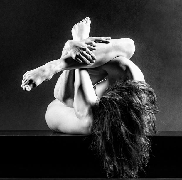 the black plinth 03 artistic nude photo by photographer richard maxim